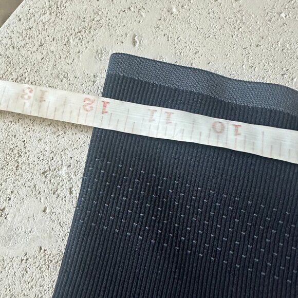 Aritzia TNA Women's Ventura High Rise Seamless Biker Shorts in Dark Grey Size XS - Picture 5 of 8